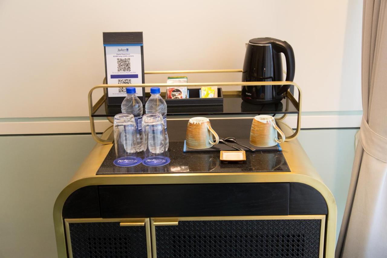 Radisson Blu Mumbai International Airport Hotel Exterior foto A tea and coffee making trolley in a hotel room