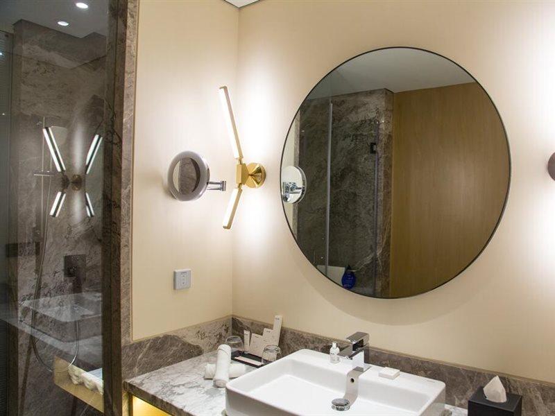 Radisson Blu Mumbai International Airport Hotel Exterior foto Bathroom mirror