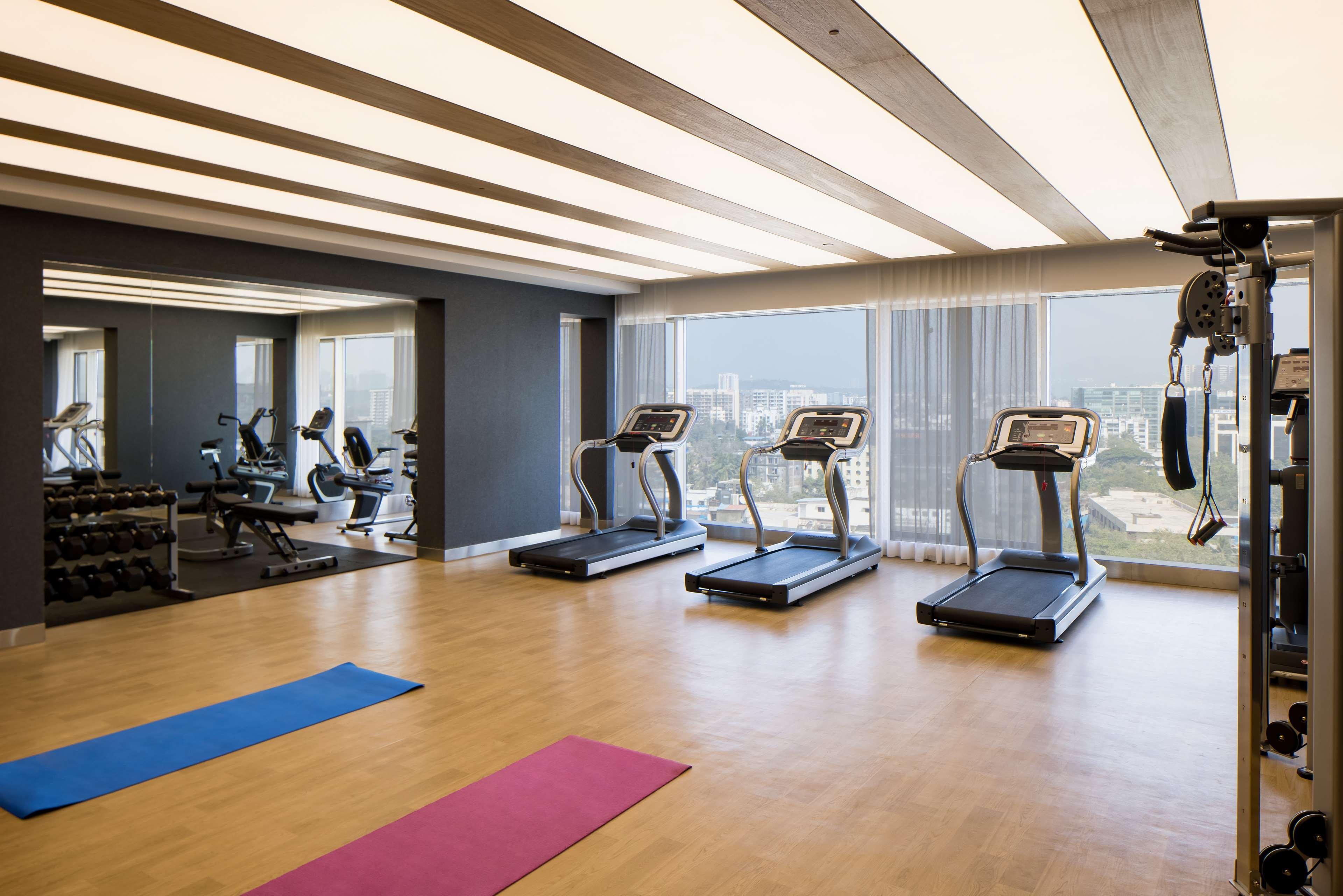 Radisson Blu Mumbai International Airport Hotel Exterior foto The gym at the hotel