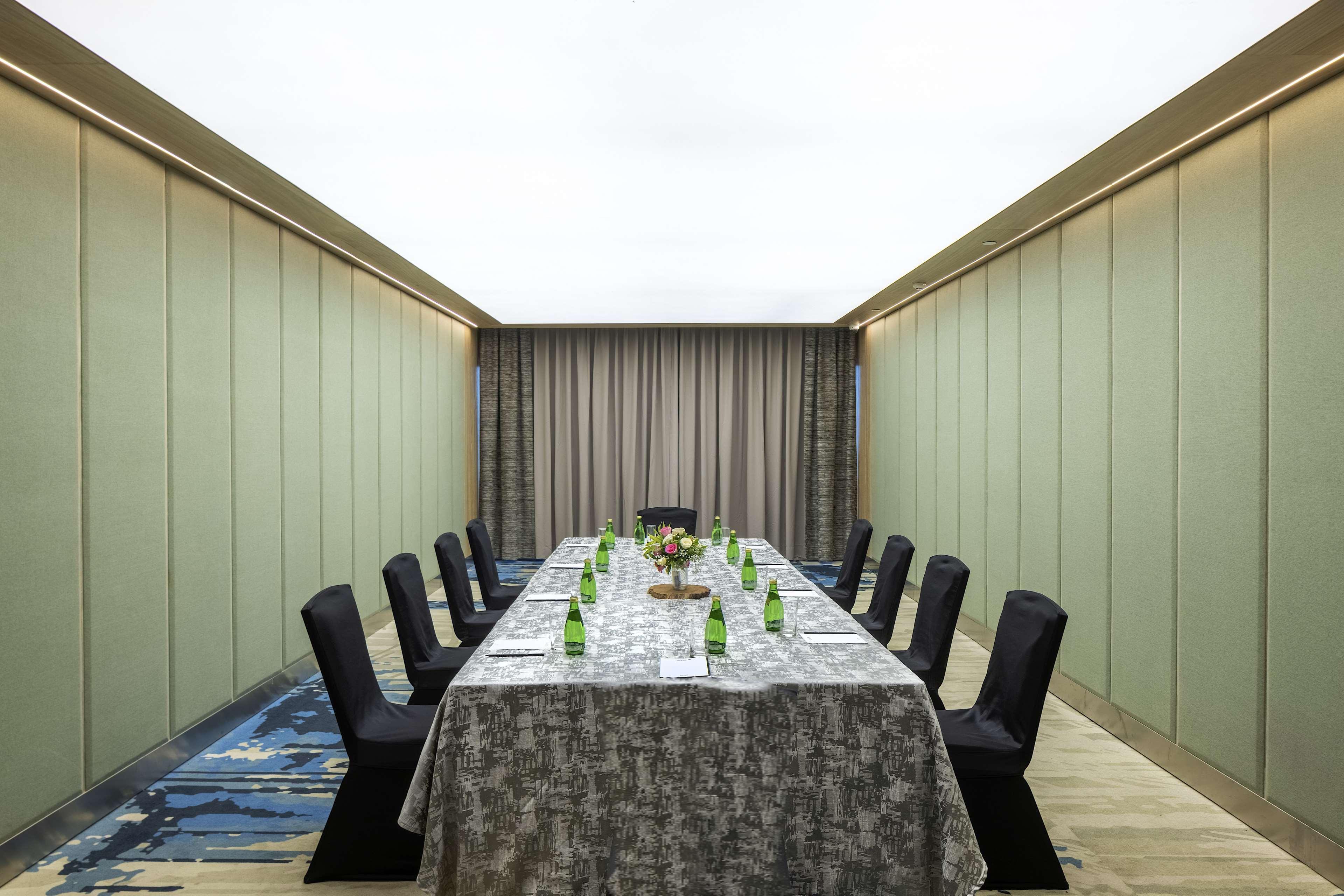 Radisson Blu Mumbai International Airport Hotel Exterior foto The meeting room