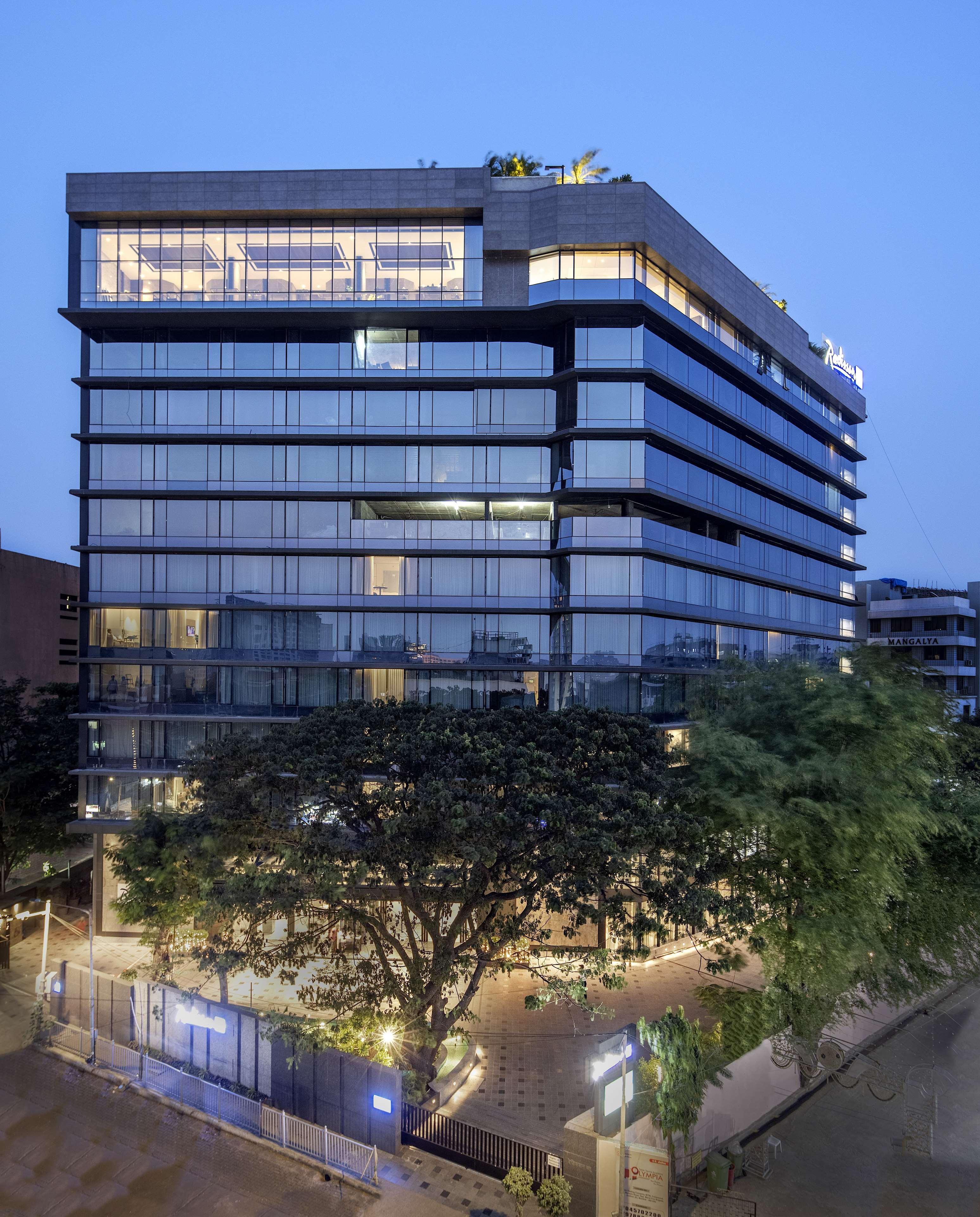 Radisson Blu Mumbai International Airport Hotel Exterior foto The new building of the University of Texas MD Anderson Cancer Center