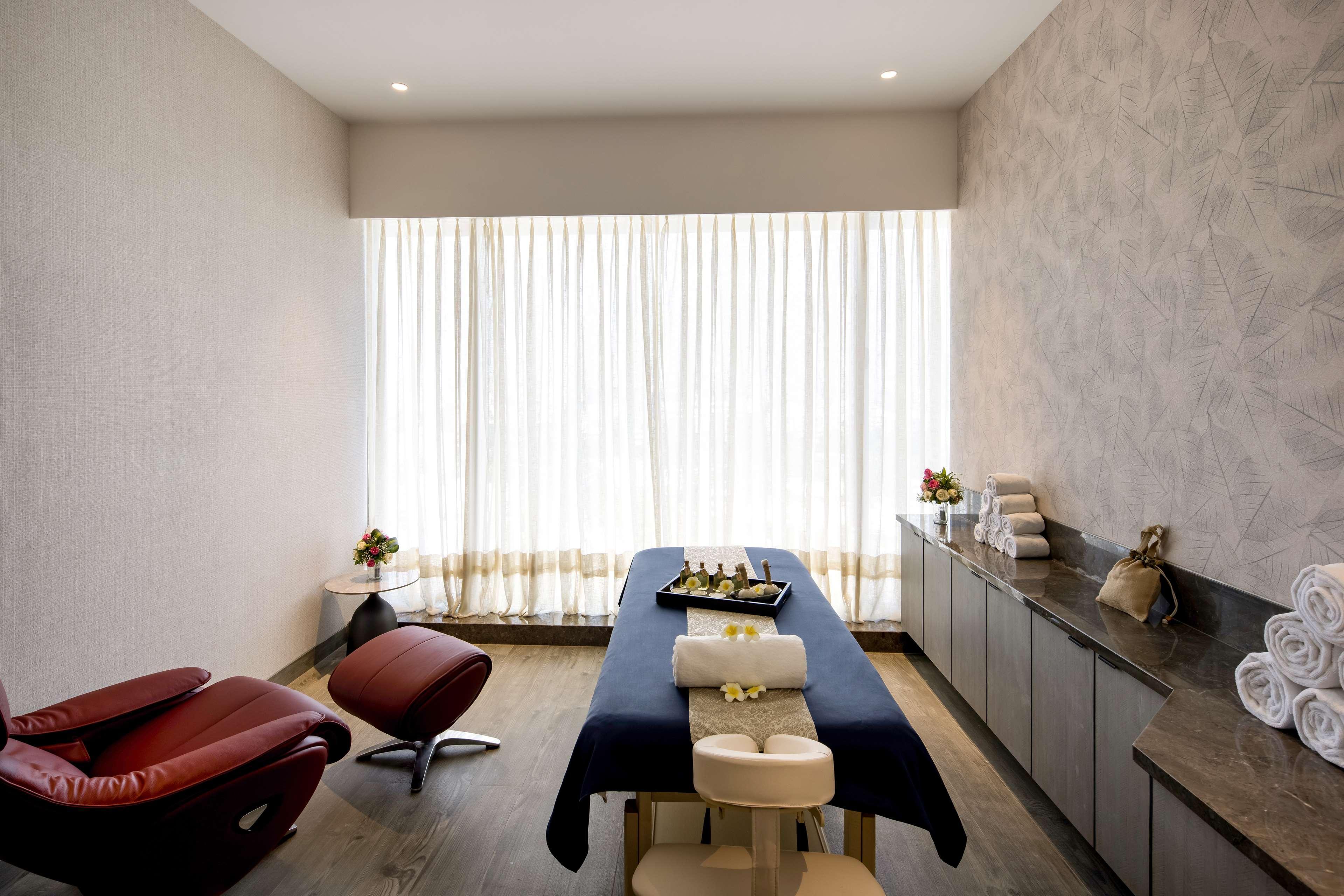 Radisson Blu Mumbai International Airport Hotel Exterior foto A treatment room at the spa