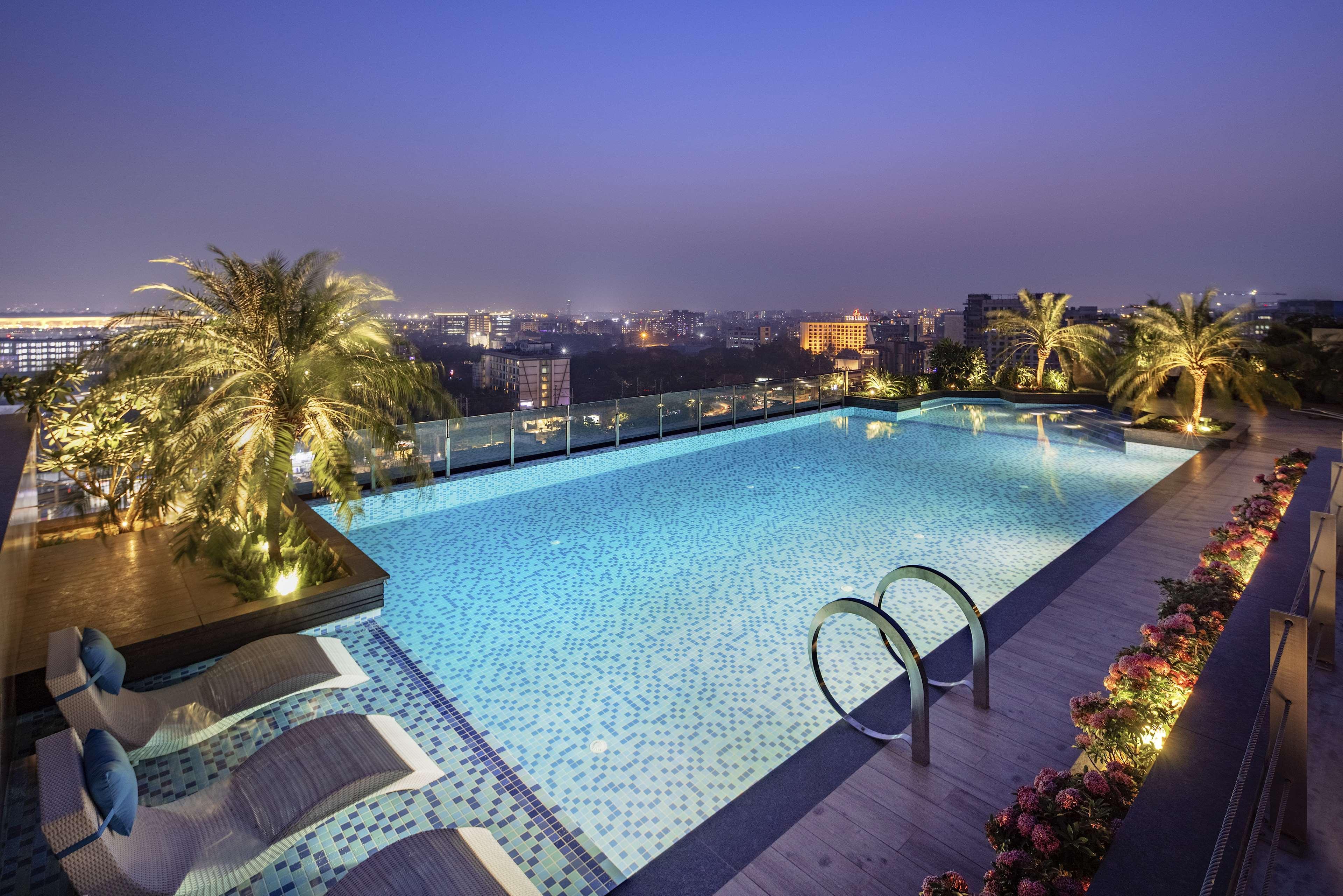 Radisson Blu Mumbai International Airport Hotel Exterior foto The swimming pool at the rooftop