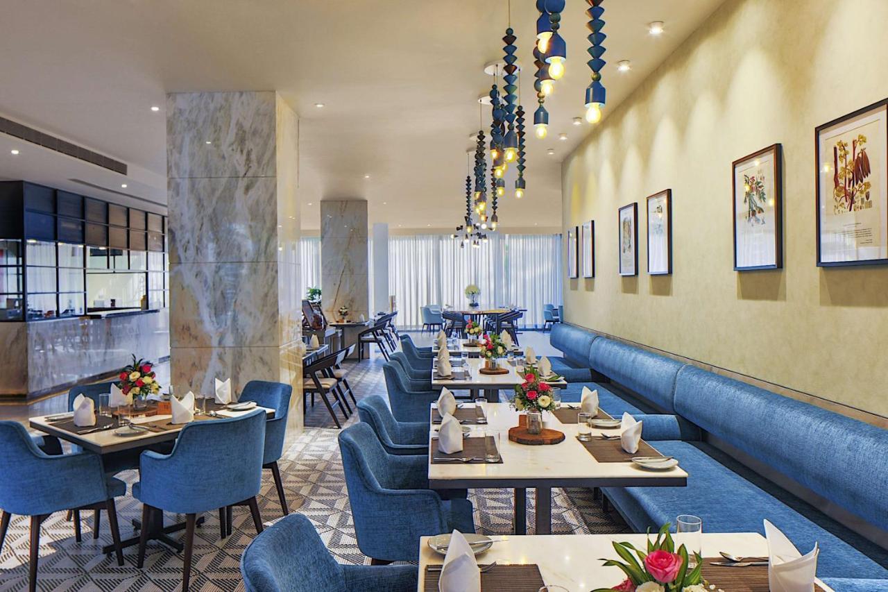 Radisson Blu Mumbai International Airport Hotel Exterior foto The restaurant