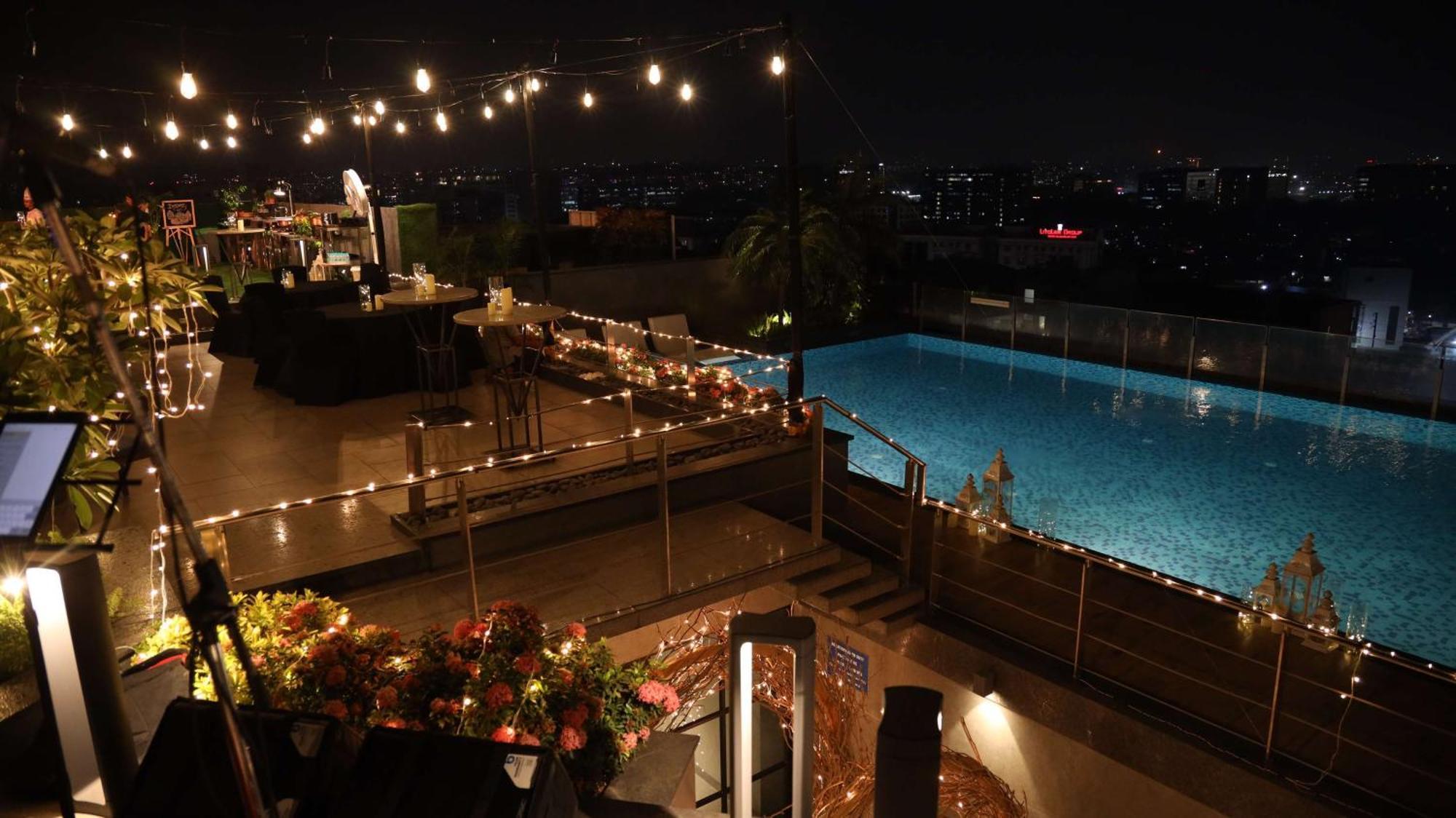 Radisson Blu Mumbai International Airport Hotel Exterior foto The pool at the rooftop bar